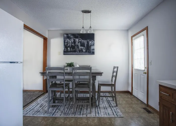 Beautiful And Cozy Olathe Home.