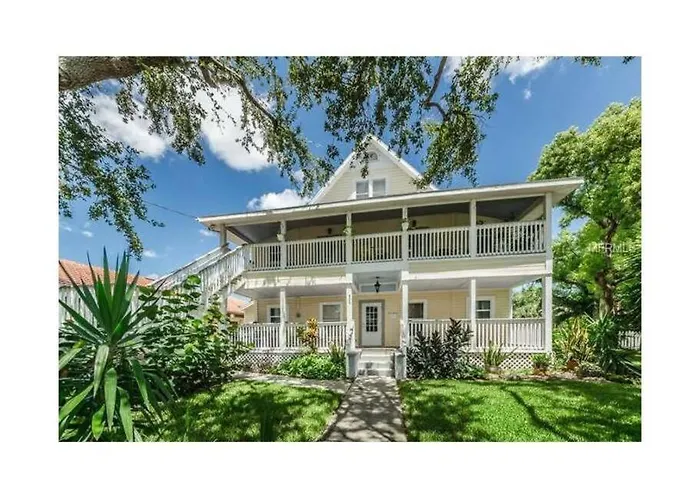Cozy Apartment Overlooking Downtown And Park No Kids, No Pets