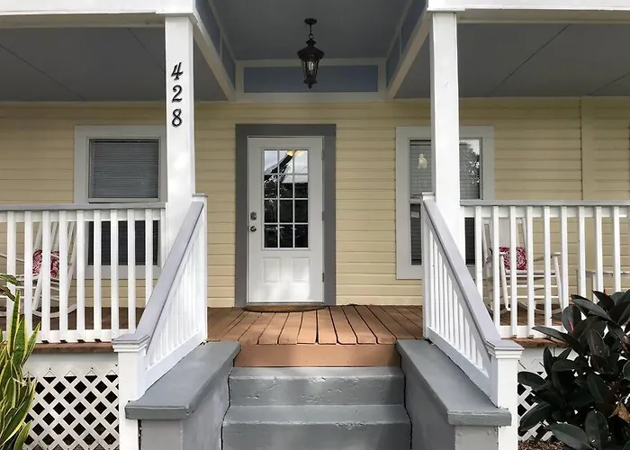 Overlooking Downtown Dunedin Two Bedroom Apartment No Kids, No Pets