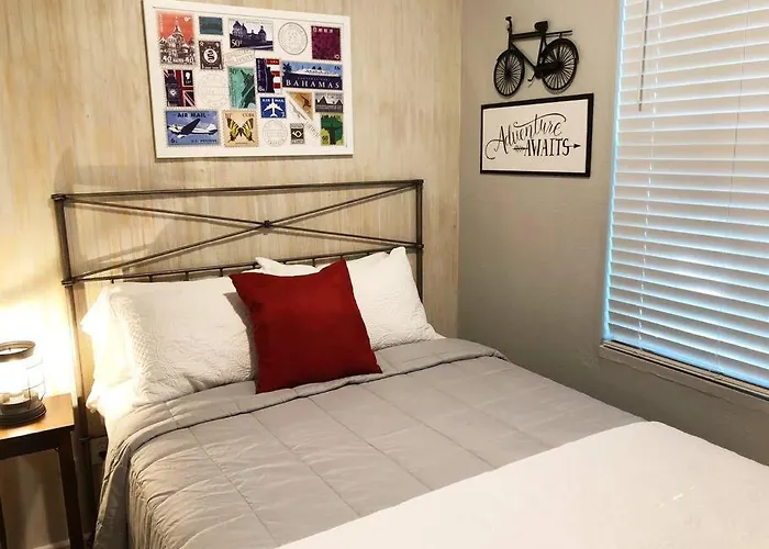 Downtown Dunedin! 2 Bedroom 2 Bath No Kids, No Pets