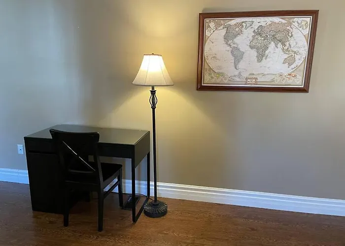 Cozy 2 Bedroom Home In Chatham - Left Side