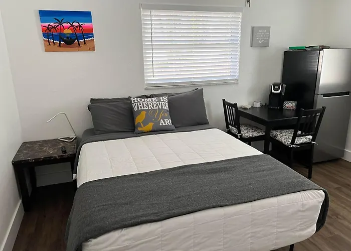 Sunny Beach Retreat With Private Bath, Room And Yard-3Miles From Beach