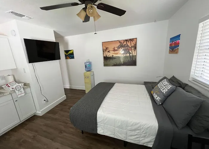 Sunny Beach Retreat With Private Bath, Room And Yard-3Miles From Beach