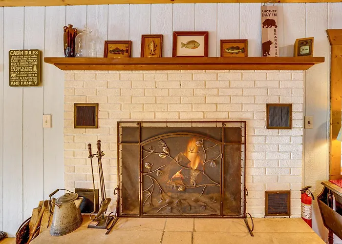 Pet-Friendly Irons Cottage W/ Fire Pit & Fireplace