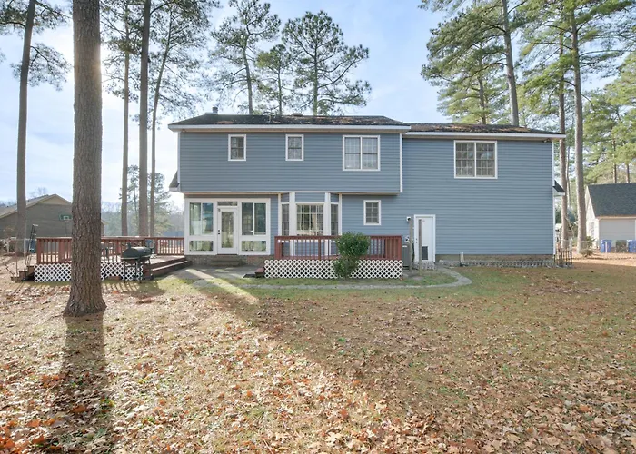 Lovely Fayetteville Home: Deck & Fireplace!