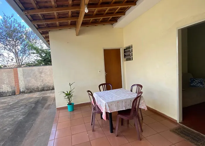 Casa com varanda, 2 quartos, wi-fi, próximo ao centro da cidade