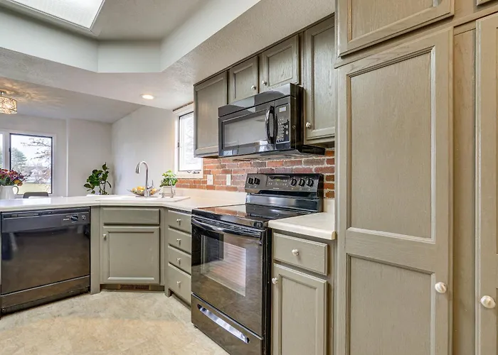 Tranquil Fort Wayne Home: 7 Mi To Downtown