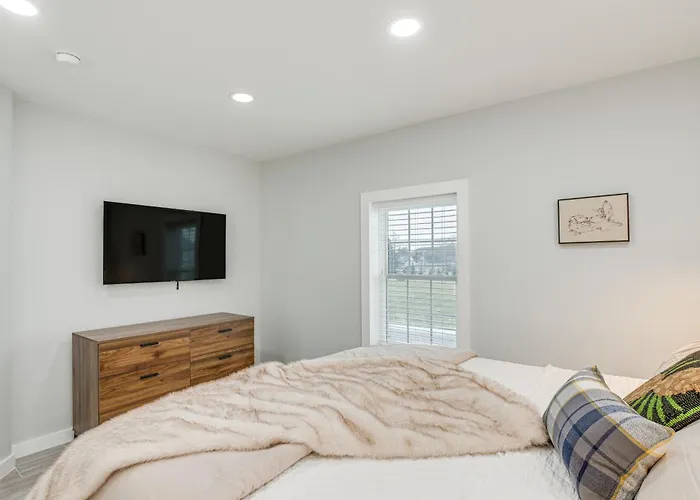 Bright & Modern Home: 2 Mi To Presque Isle Airport
