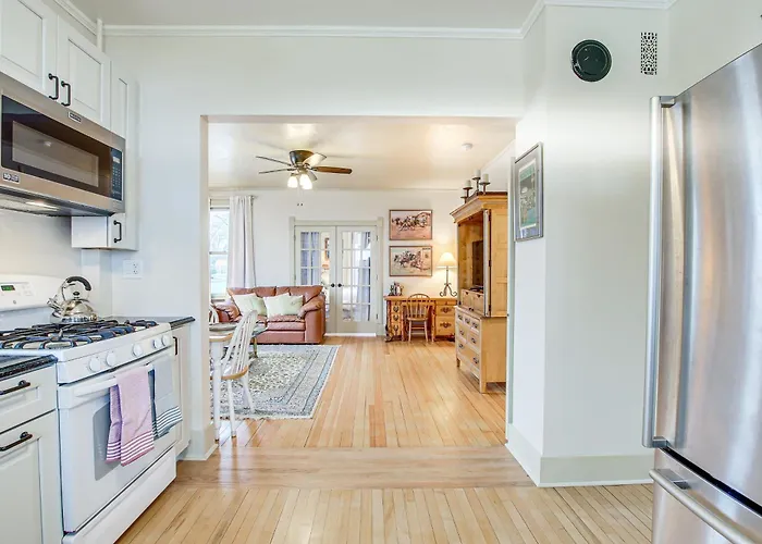 Lovely Elkhart Lake Apartment - Walk To Town!