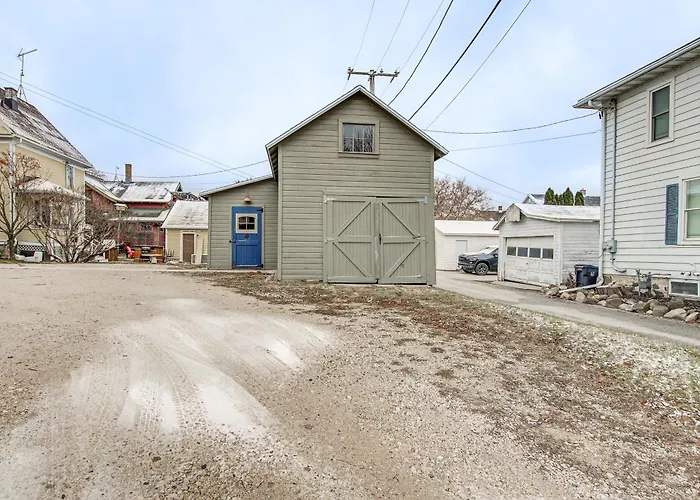 Lovely Elkhart Lake Apartment - Walk To Town!