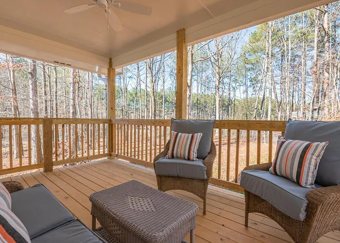 Cabin Style & Cozy Back Deck Near Lakepoint Pbr