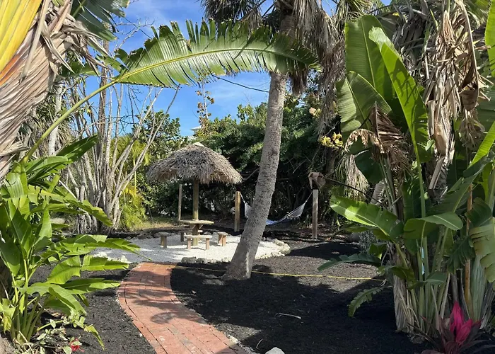 Pirates Cove Cottage At Palm View Inn Of Sanibel With Bikes