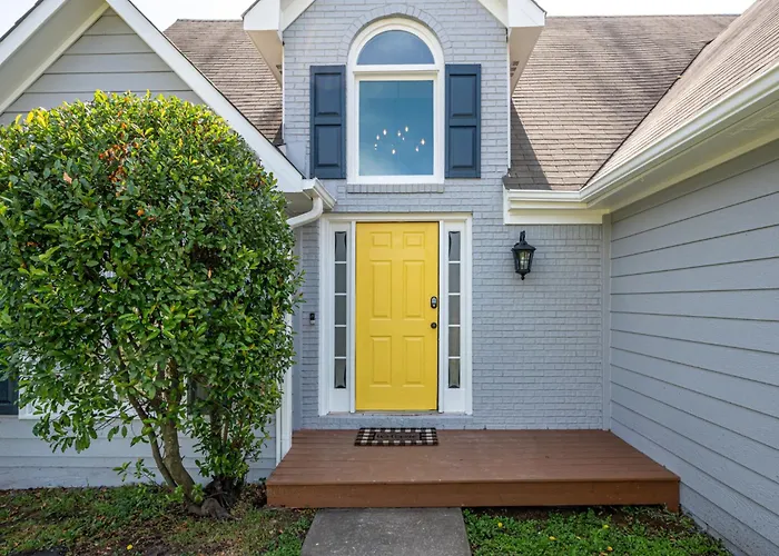 Animal Friendly 3Br Stylish Escape, Near Lakepoint