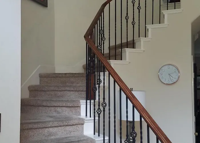 Large Modern Residence With Private Guest, Family Room & Business Office