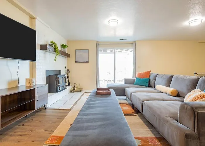 Spacious 3Br Basement Apt Near Airport, Work, Ski