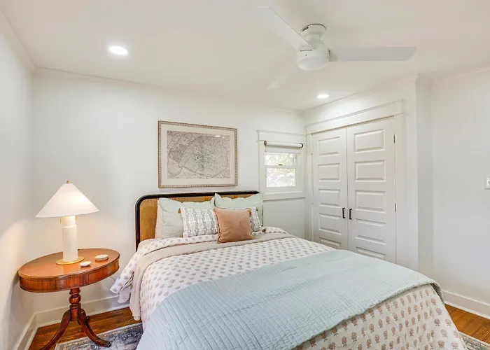 2 Mi To Tyler Rose Garden: Vibrant Apartment!