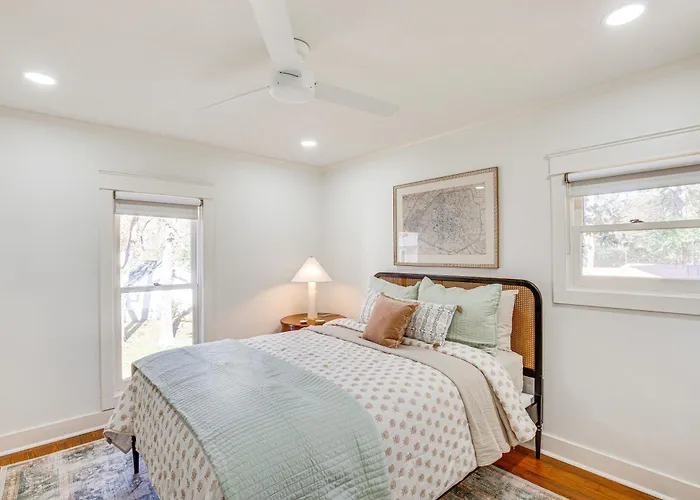 2 Mi To Tyler Rose Garden: Vibrant Apartment!