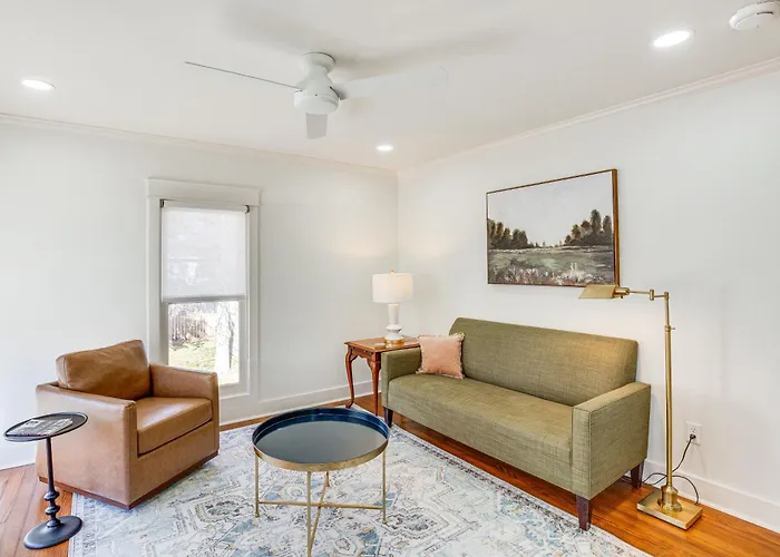 2 Mi To Tyler Rose Garden: Vibrant Apartment!