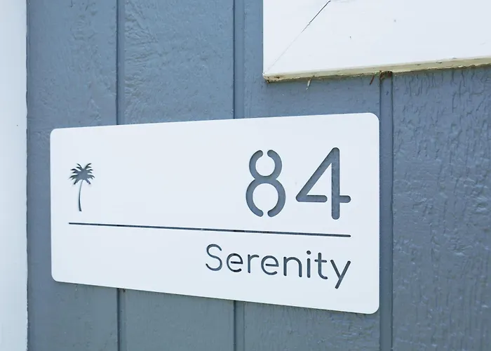Sweet Beautiful Tiny Home With Pool And 2 Minute Drive To The Beach