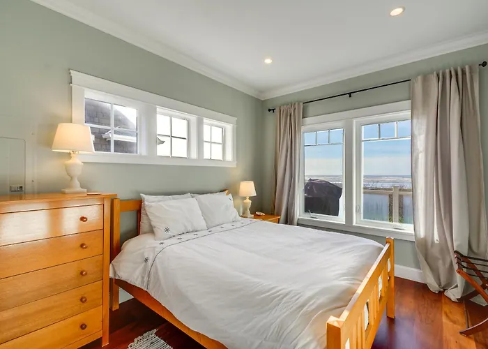 Oceanfront Moclips Escape W/ Deck & Beach Access!