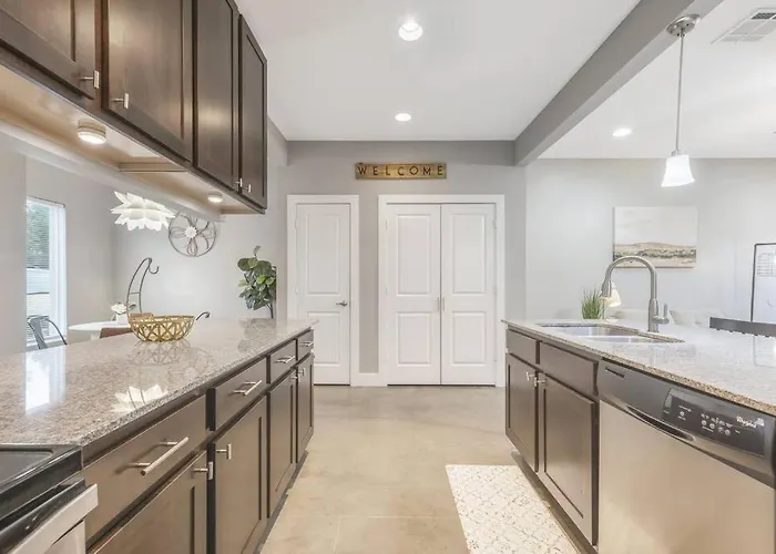 Cozy 2 Bed Townhome Near The Hospital