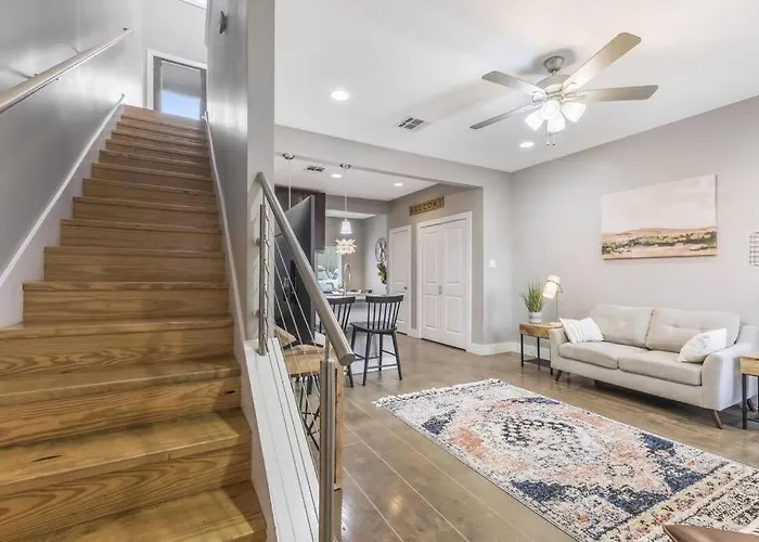 Cozy 2 Bed Townhome Near The Hospital