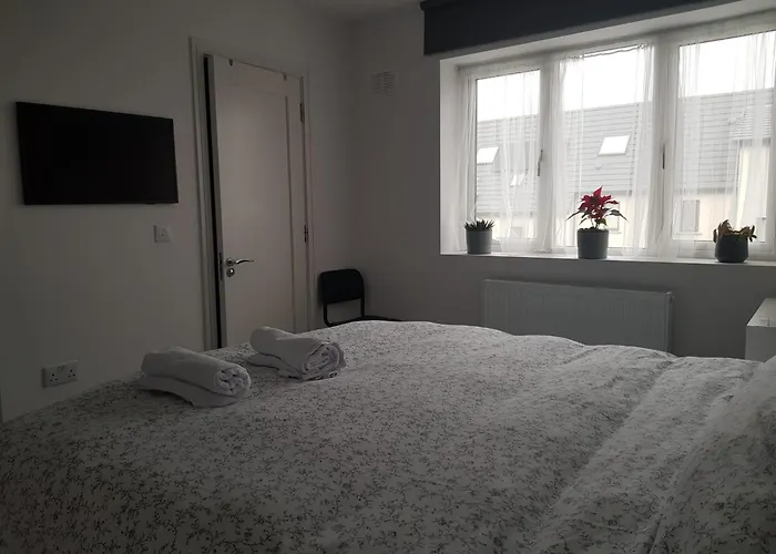 Barnoaks Room With Ensuite Bathroom - Homestay
