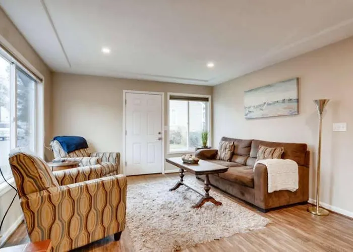 Beautiful 2 Bedroom Unit W/ Fast Free Wifi