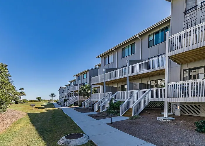 First Floor Condo - Walking Distance To Beach And Pools!