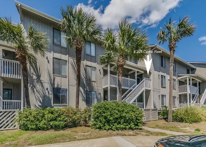 New Listing! Centrally Located With Pool And Beach Views