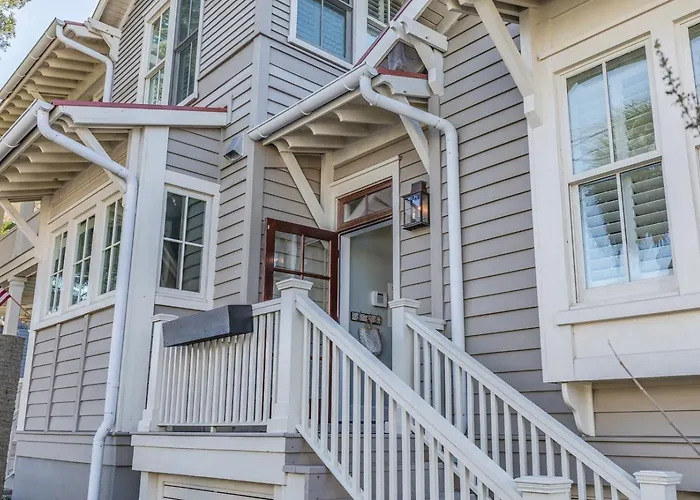 Couples Retreat, Walk To Waterfront, Shops And Restaurants!