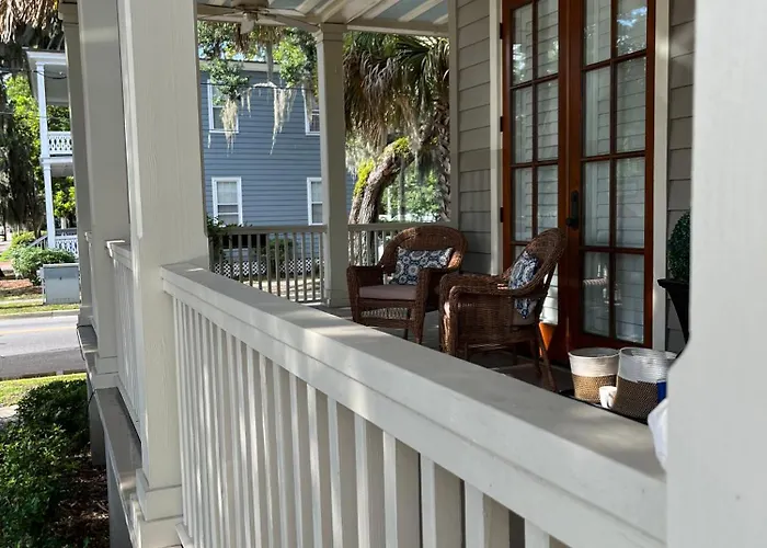Couples Retreat, Walk To Waterfront, Shops And Restaurants!