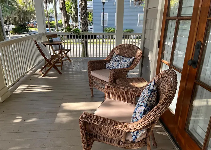 Couples Retreat, Walk To Waterfront, Shops And Restaurants!