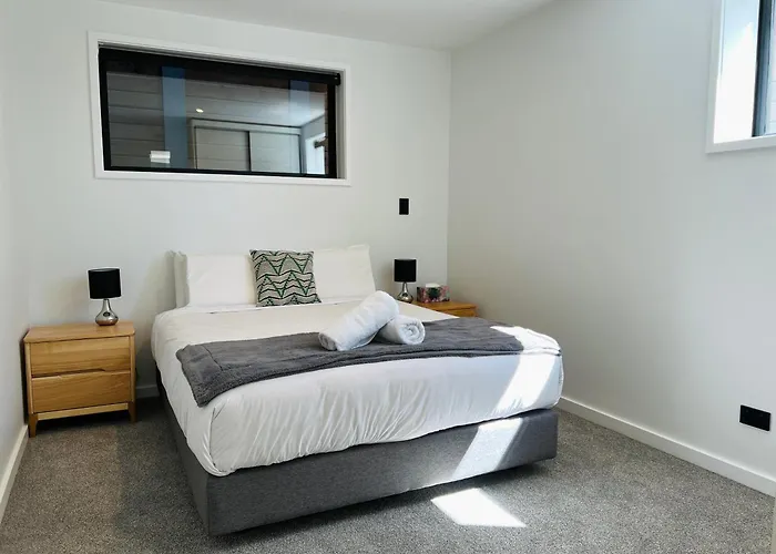 Stunning Lakeview Holiday House Queenstown