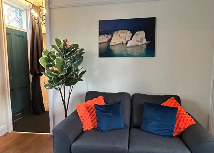 The Buxton Retreat A Luxurious 3-Storey Townhouse With Four Poster Bed And Double Jacuzzi Bath"