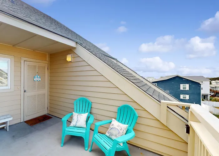 Pelican'S Penthouse: Snowbird Friendly Top-Floor Condo With Ocean View Balcony