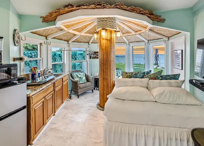 Ethereal Hawaii Beachfront Estate: Private Beach, Jacuzzis & Film Site