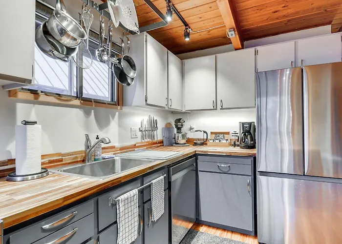 Inviting Mt Hood Cabin W/ Porch: 1 Mi To Skibowl!