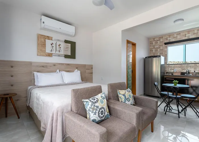 Studio completo com ar, garagem e varanda espaçosa em Itaipuaçu - Ideal para 3 pessoas