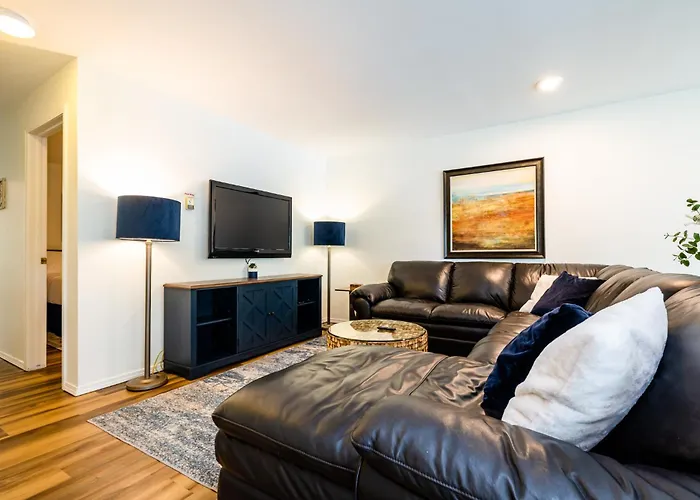 4Br Spacious Condo, Private Lake Mi Beach Access, Outdoor Heated Pool