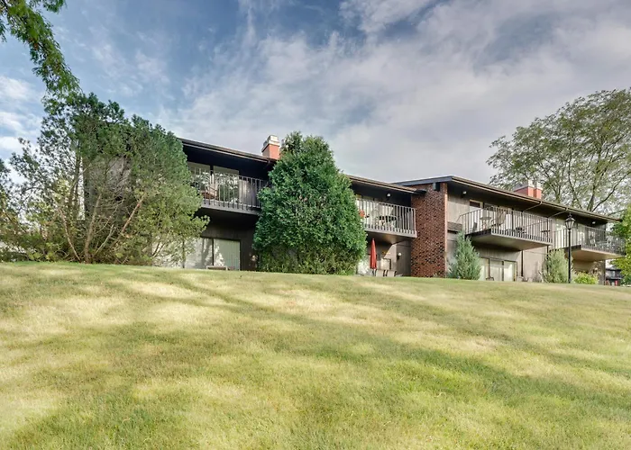 Elegant 4-Season Lake Geneva Condo W/ Fireplace!