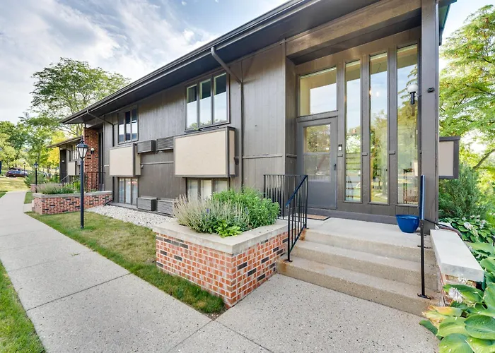Elegant 4-Season Lake Geneva Condo W/ Fireplace!