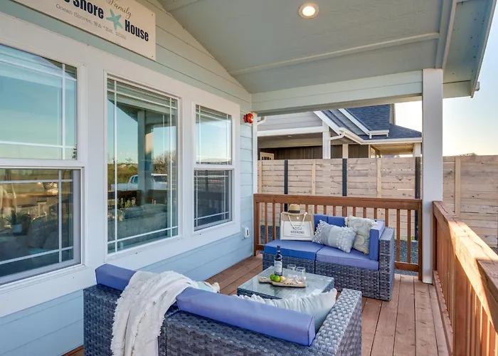 Deck & Game Room! Ocean Shores Hideaway