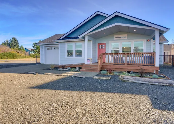 Deck & Game Room! Ocean Shores Hideaway