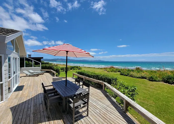 Matarangi Beachfront - Matarangi Holiday Home
