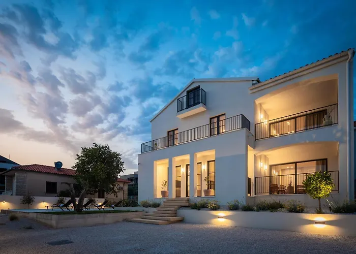 Villa Medici Dalmatia I Five En-Suite Bedrooms With Heated Pool, Sauna And Cinema I 1 Minute From The Beach