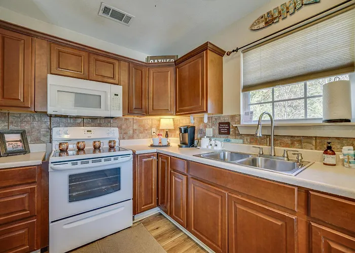 Secluded Tuskahoma Retreat W/ Deck & Views!