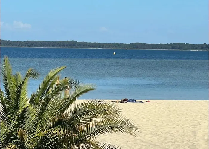Chalet Et Jaccuzy Sur La Plage