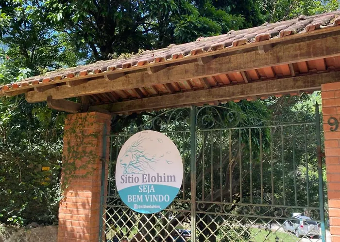 Sítio com piscina e churrasqueira