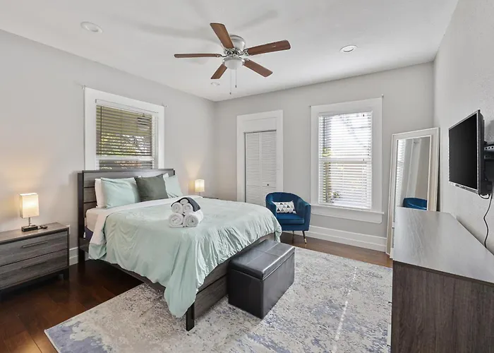 Charming Craftsman Close By Bishop Arts & Downtown
